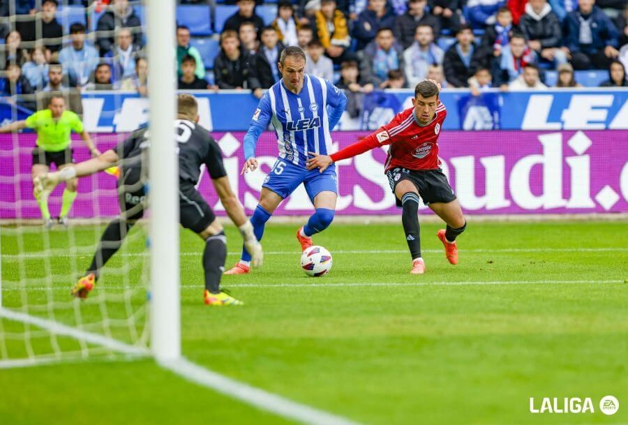  Carlos Domínguez intentando tapar a Kike García.