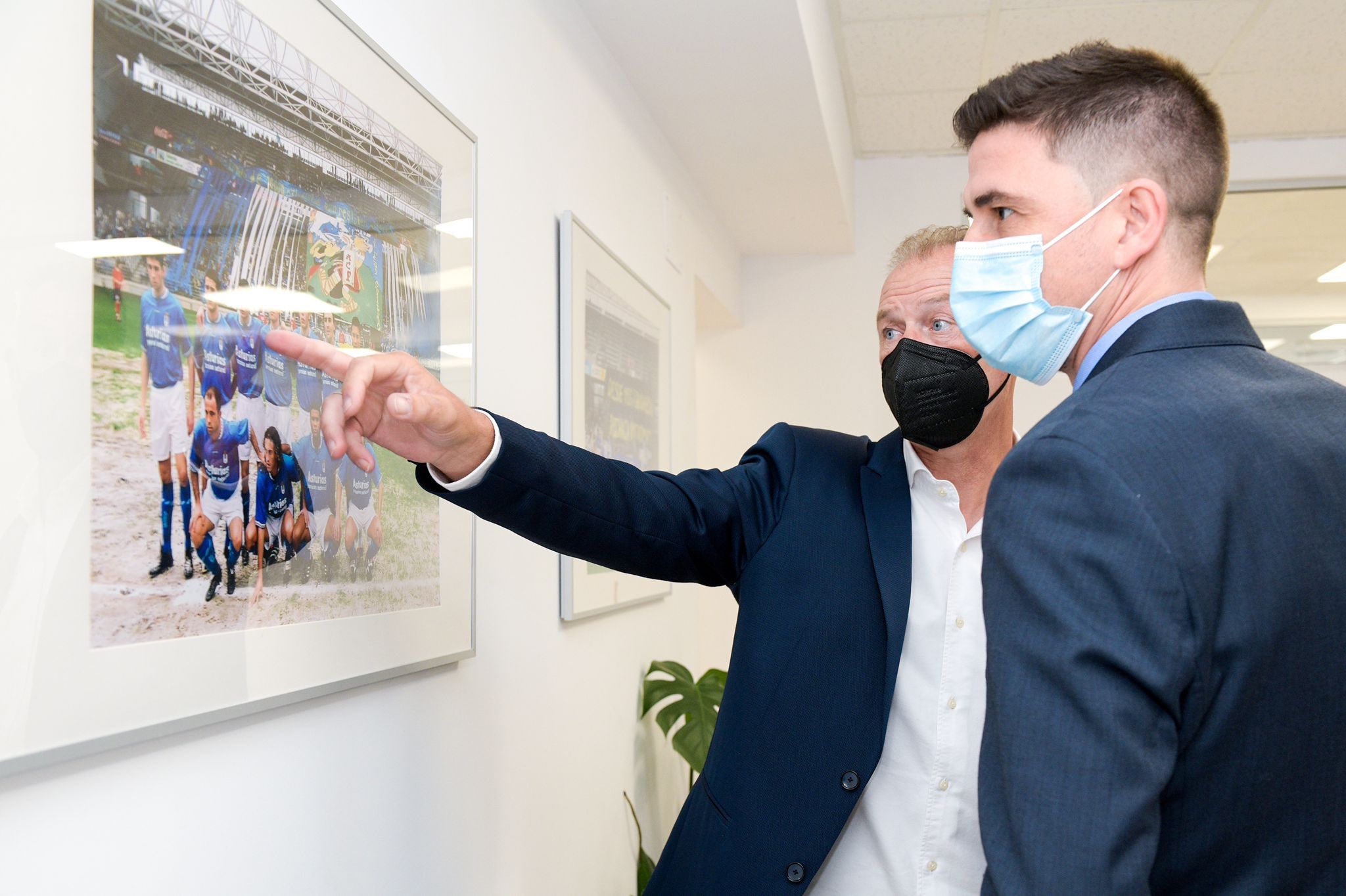 Antonio Rivas dialoga con Rubén Reyes.