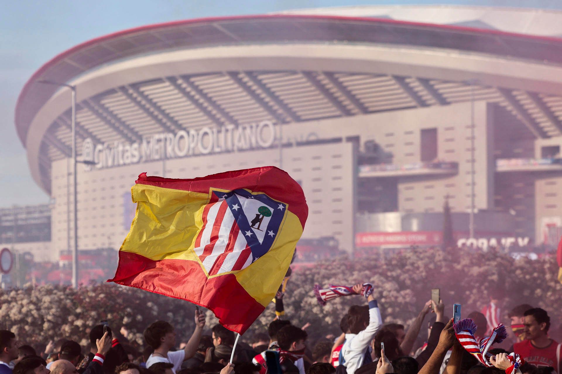 Aficionados del Atlético de Madrid reciben al equipo en el Metropolitano.