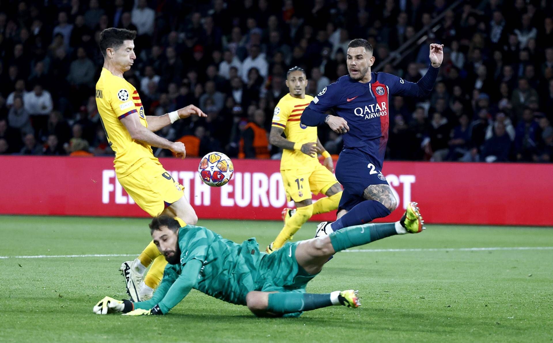 Fallo de Donnarumma para el gol de Raphinha en el PSG-Barcelona (FOTO: EFE).
