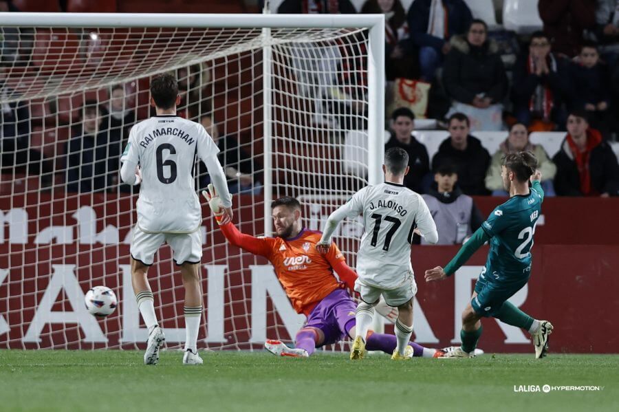 Iker Losada marca ante el Albacete en LALIGA Hypermotion.