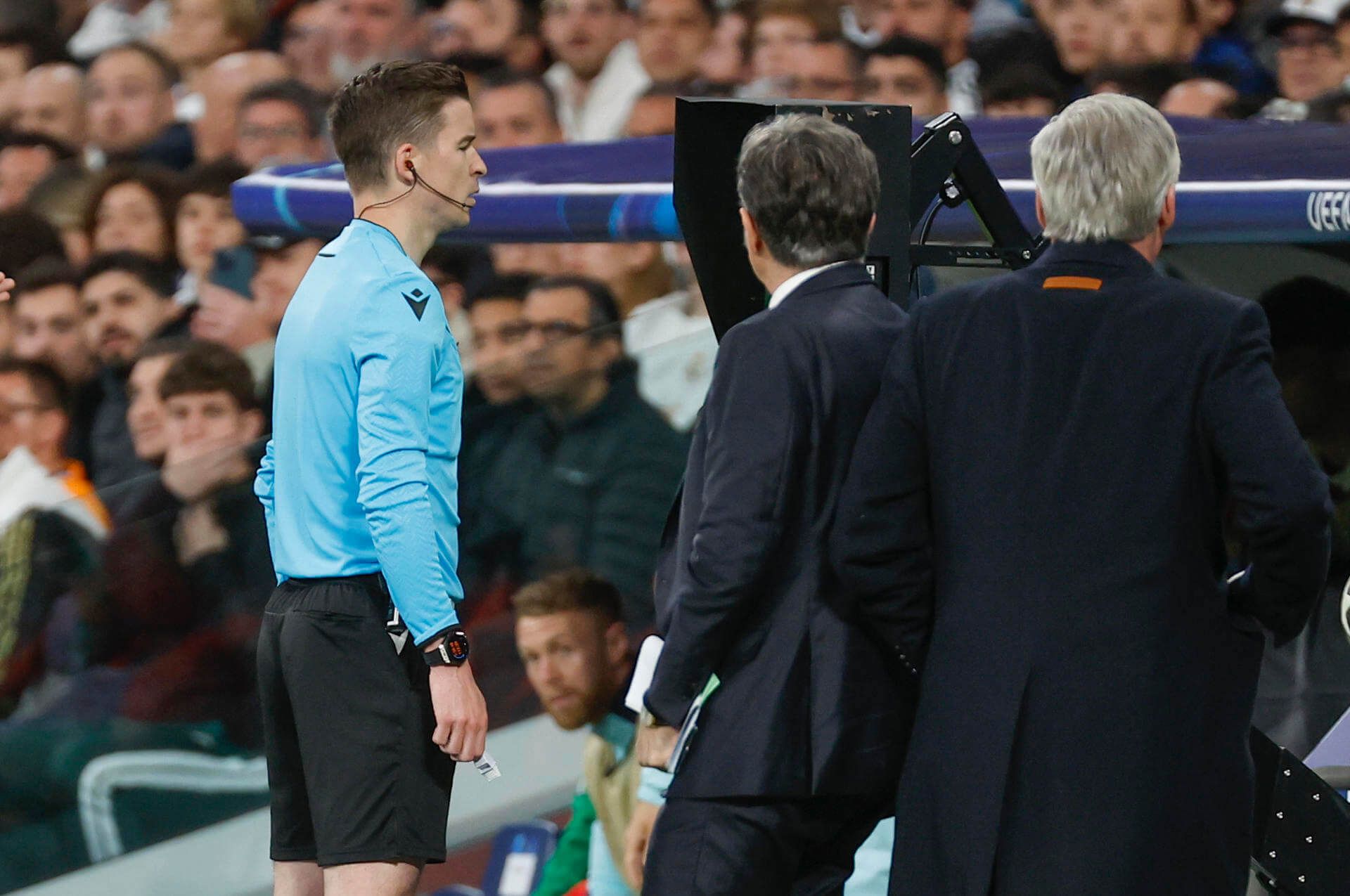  François Letexier viendo el VAR en el Santiago Bernabéu (EFE)
