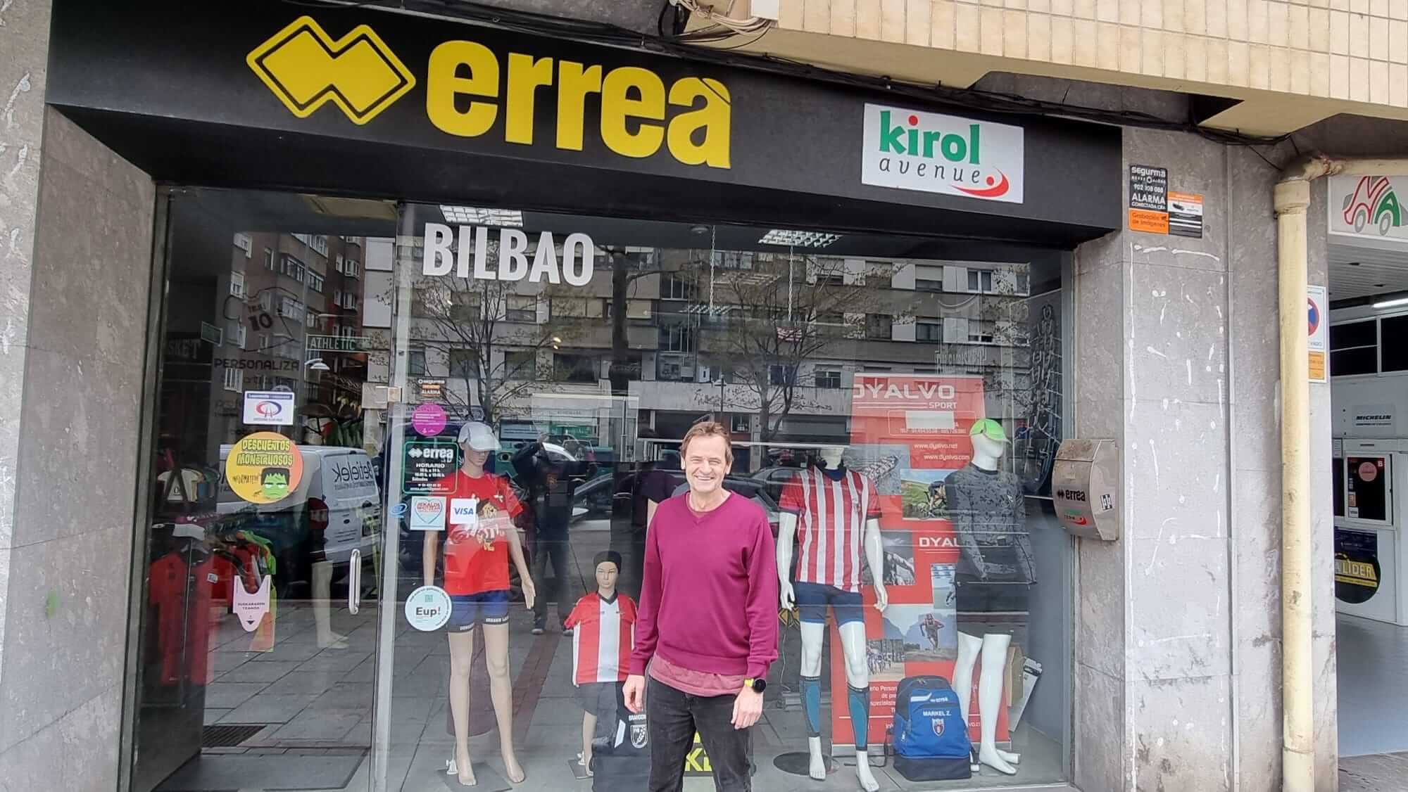  El exjugador del Athletic Club Edu Alonso posa ante su tienda, en la bilbaína Avenida del Ferrocarril, para ElDesmarque Bizkaia.
