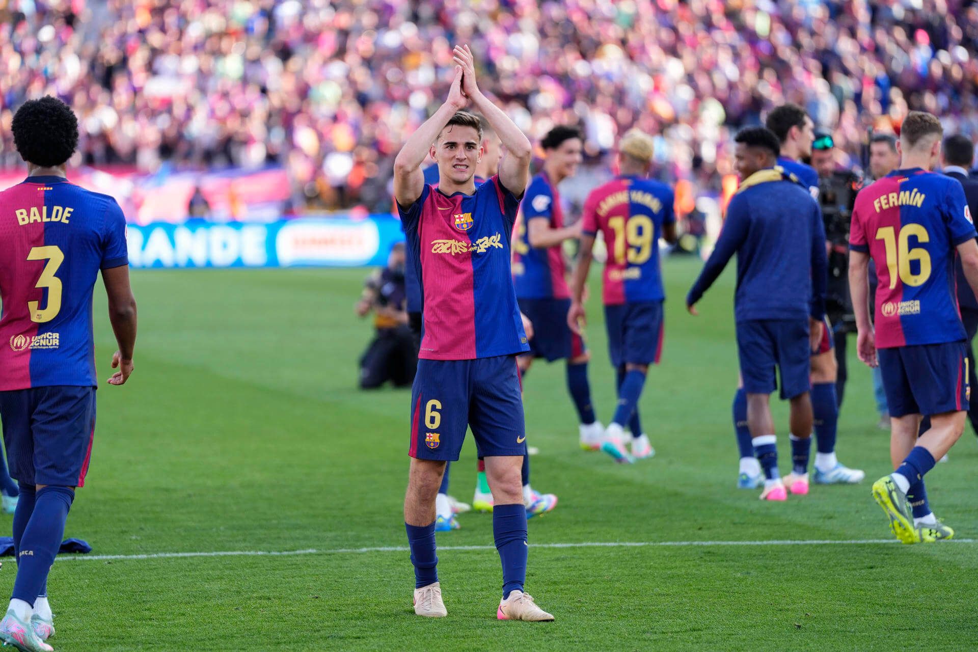 Gavi celebrando el triunfo en el Clásico (EFE)