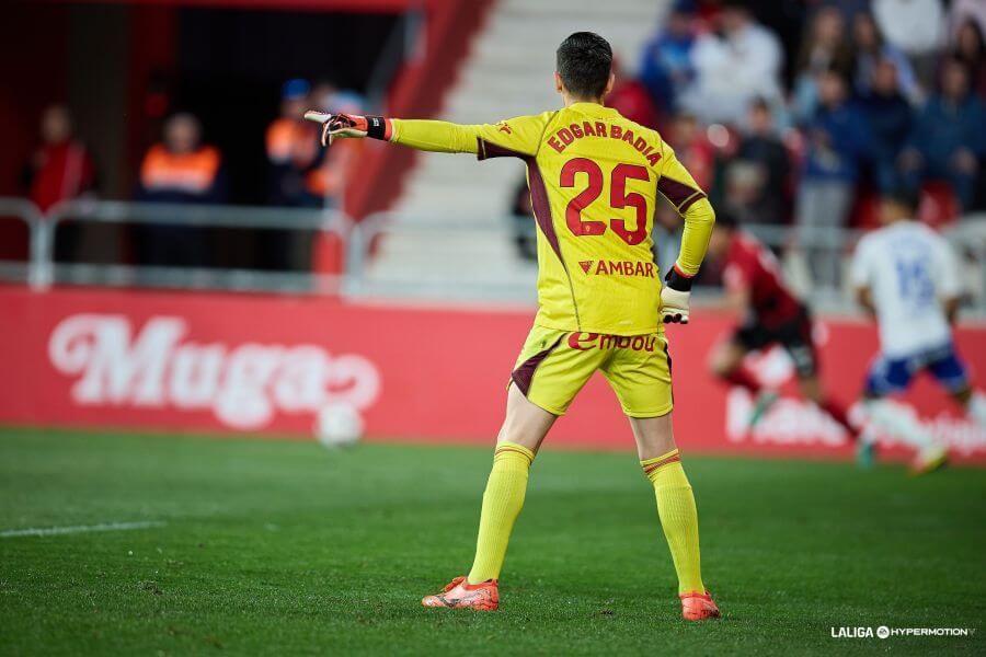  Édgar Badía, dando indicaciones a sus compañeros en un partido.