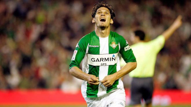  Edu celebra uno de los goles con el Betis.