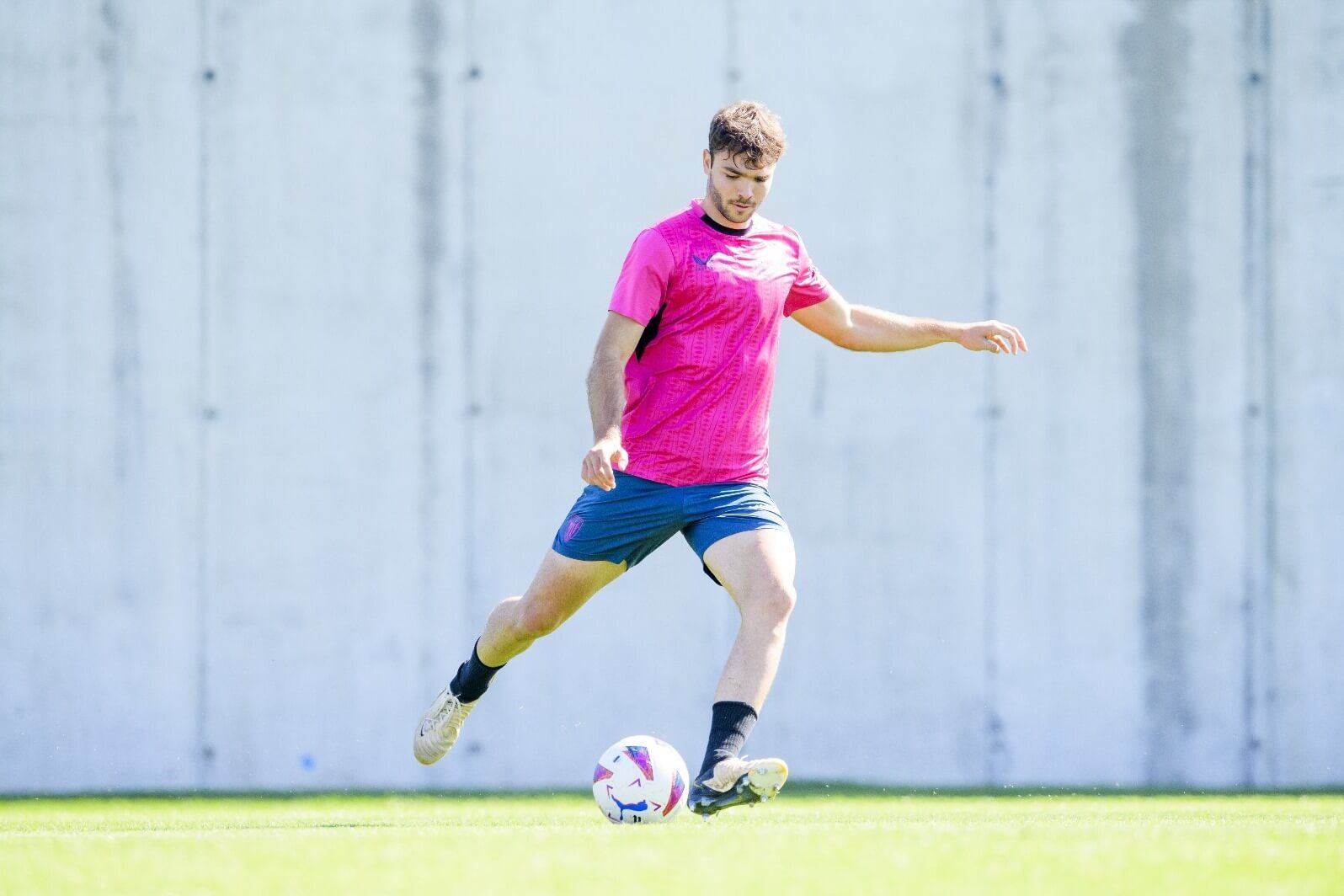  El central de Durango Unai Egiluz se entrena con el primer equipo de Valverde en Lezama.