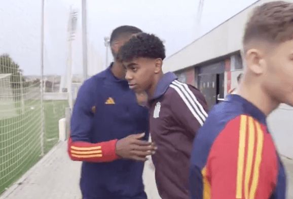  El abrazo de Cristhian Mosquera con Lamine Yamal.