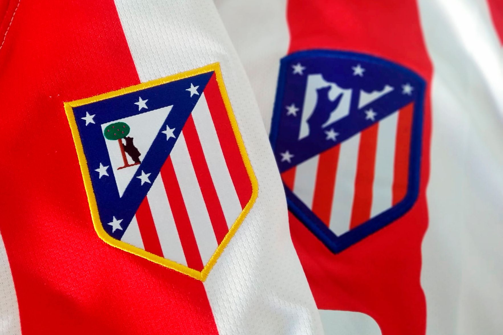  El antiguo escudo y el nuevo logo del Atlético de Madrid, en sus camisetas.