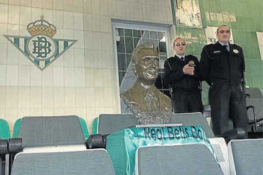 El busto de Lopera, en el derbi de 2007, delante de donde se sentaba Del Nido.