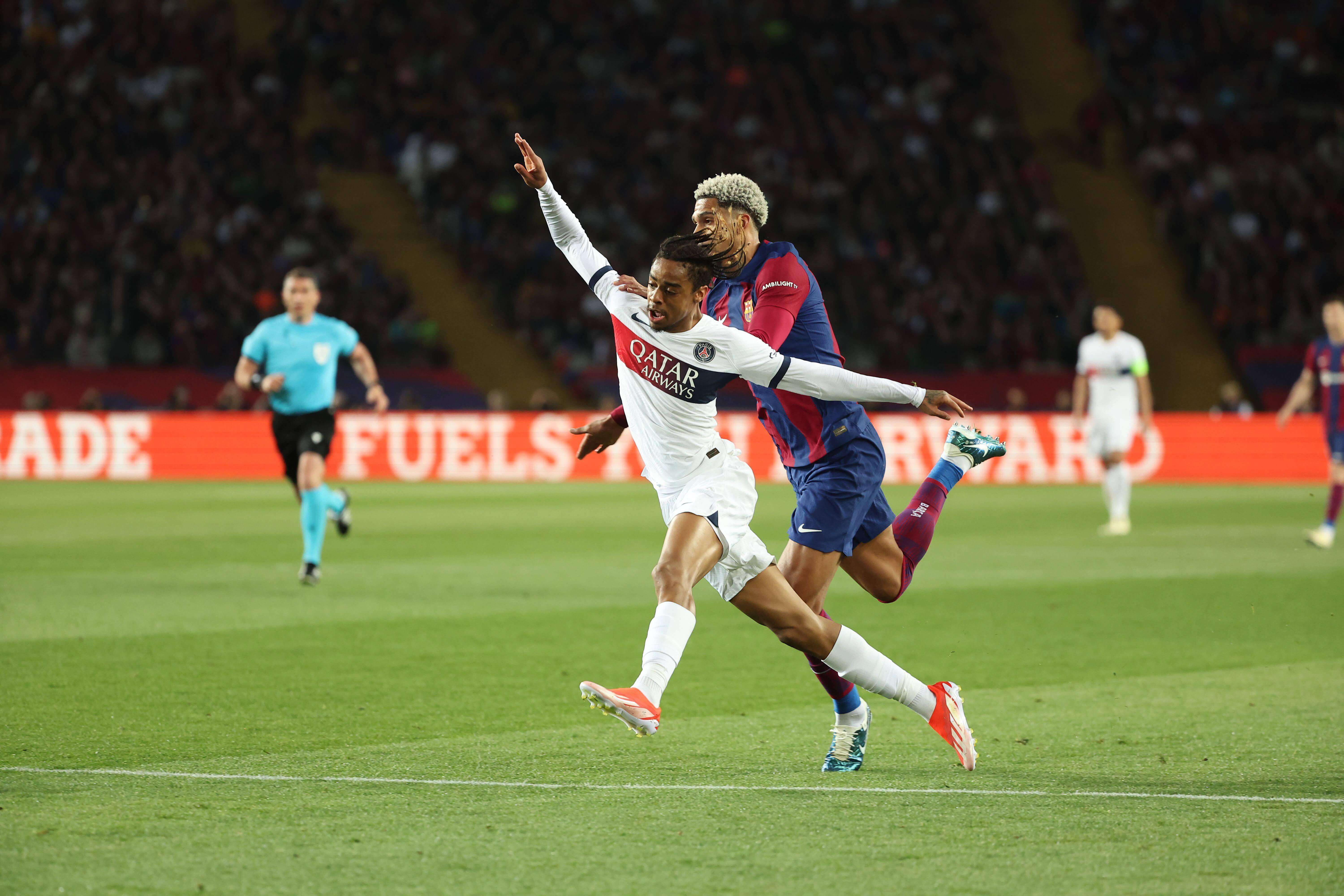  El derribo de Ronald Araujo a Bradley Barcola en el Barcelona-PSG.