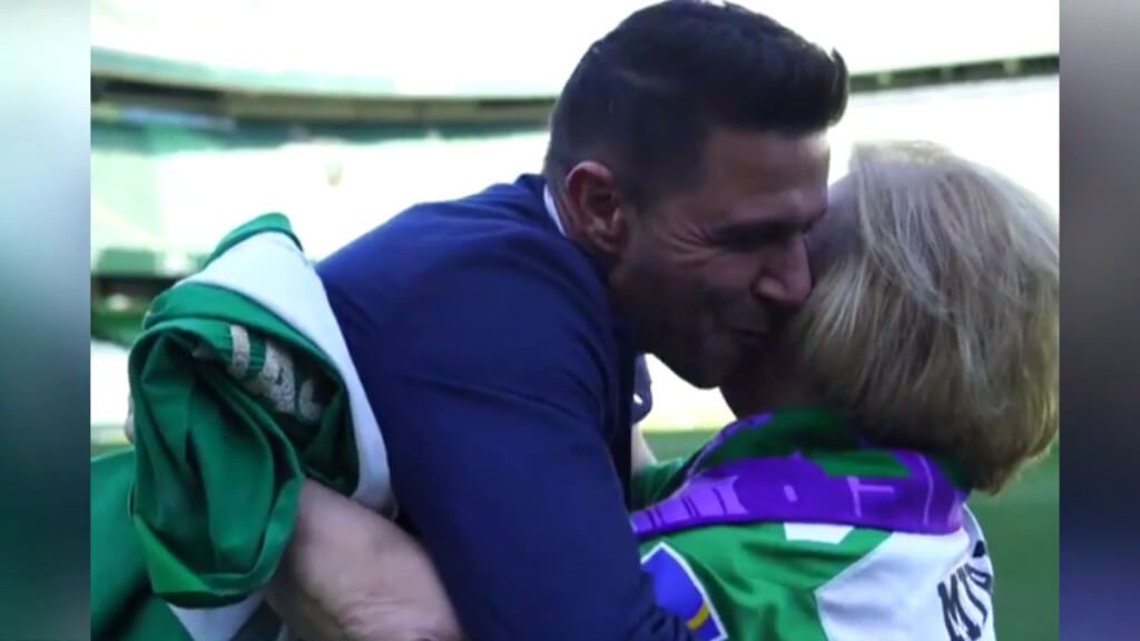  El emotivo encuentro entre Joaquín y una aficionada bética. (Fuente: RealBetis)