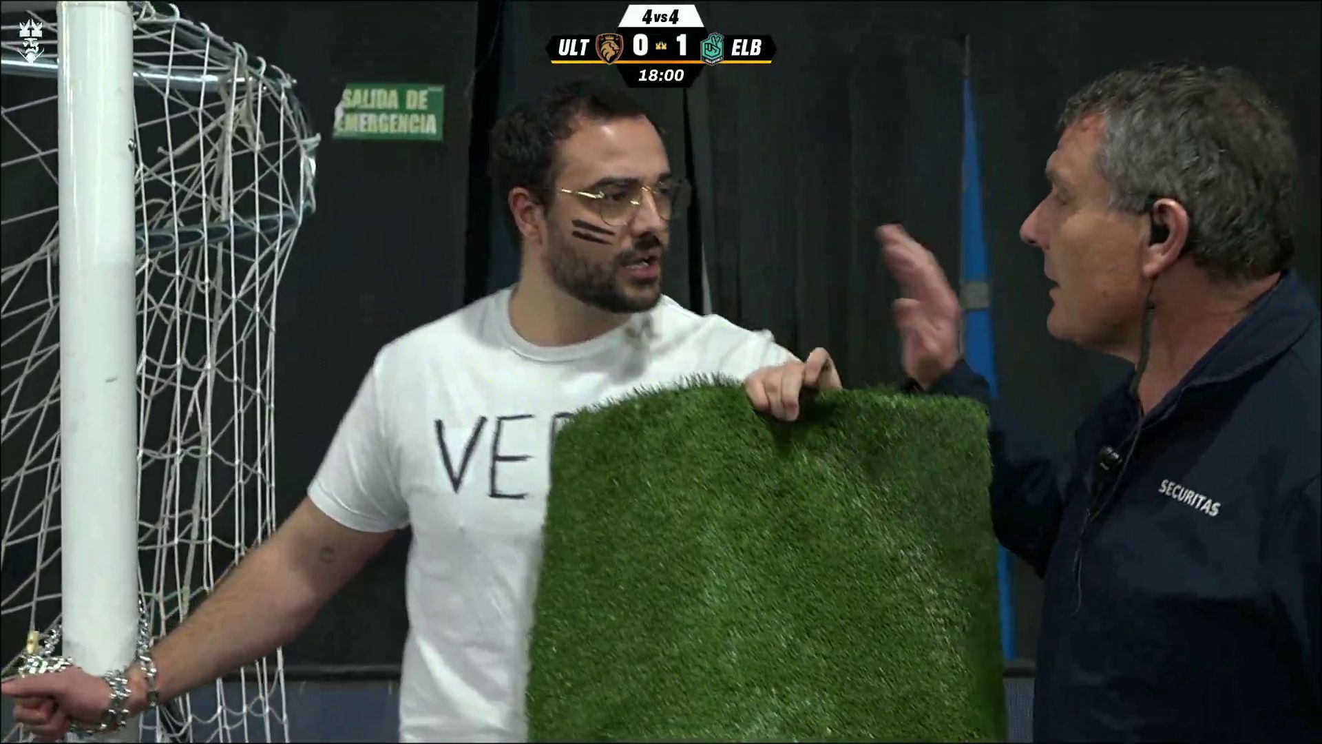  El espontáneo siendo expulsado por la seguridad de la Kings League.