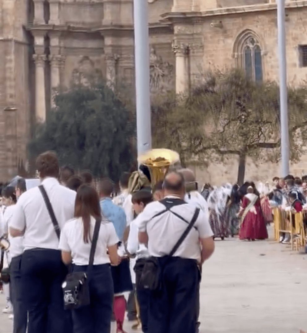  El músico viendo el partido en la Ofrenda 2024
