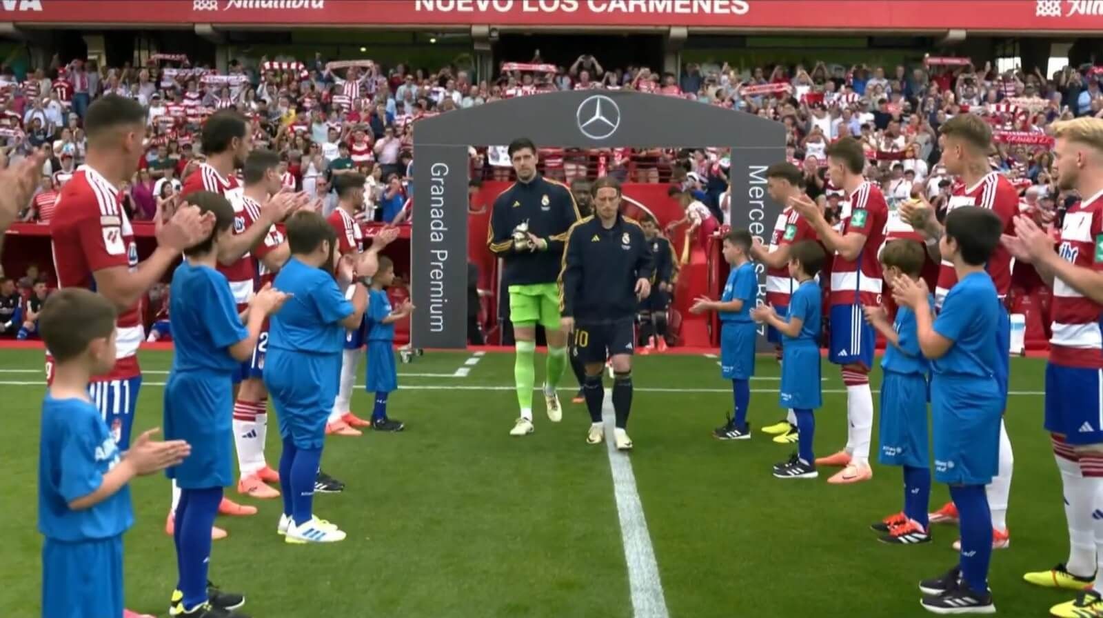 El pasillo del Granada al Real Madrid por ser campeón de LaLiga.
