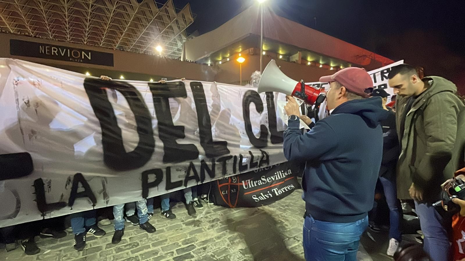 El portavoz de Biris leyendo su discurso.