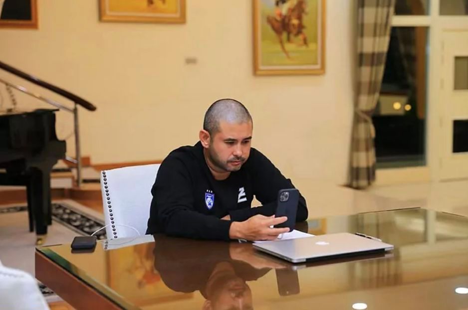  El Príncipe de Johor habla con Robert Pirès