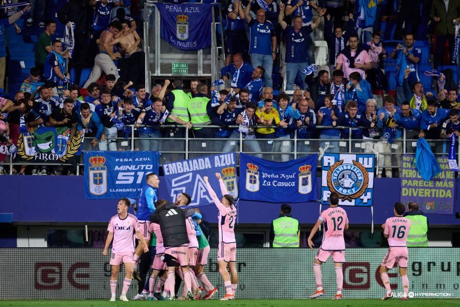 El Real Oviedo celebra con su afición el segundo gol en Ipurúa.