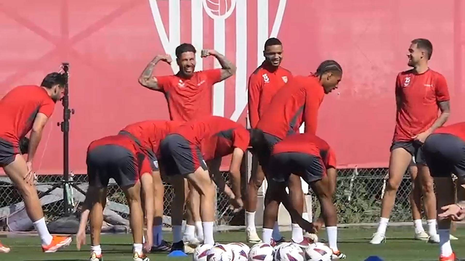 Sergio Ramos bromea durante el entrenamiento de este jueves.