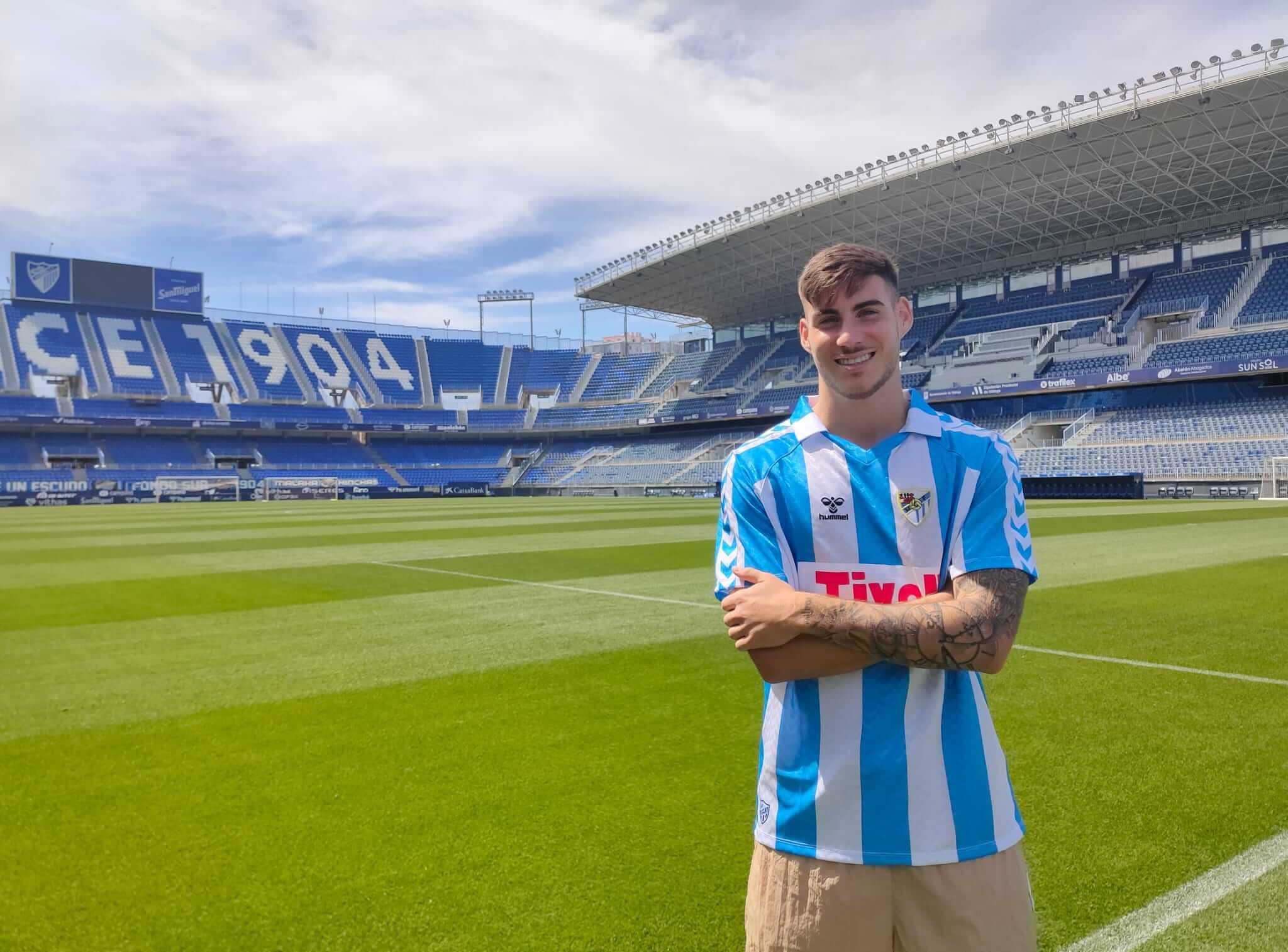  Roberto posaba sonriente en La Rosaleda para su entrevista en ElDesmarque. (A.F.L.)