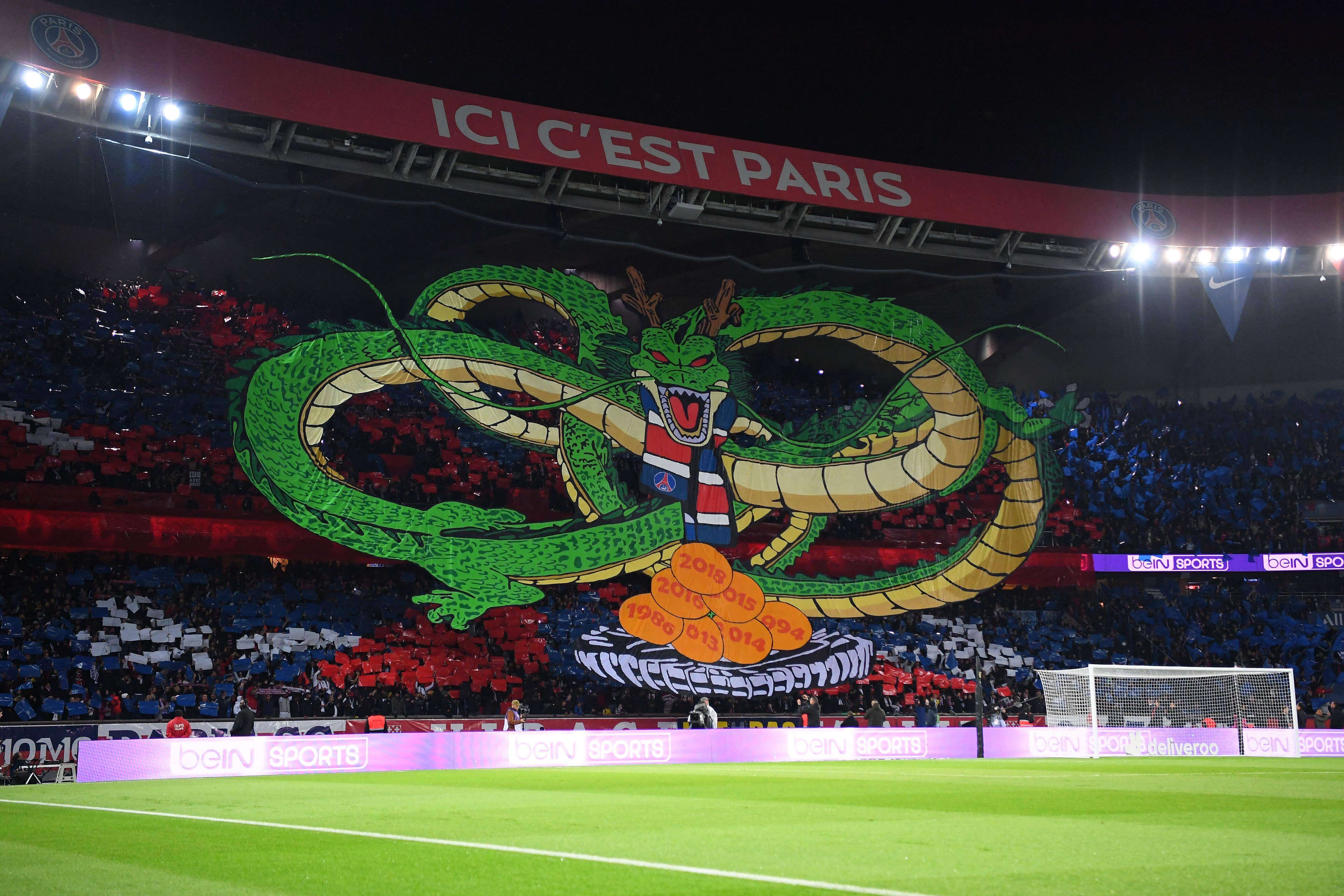  El tifo del PSG haciendo mostrando a un personaje de Dragon Ball. (Fuente: Cordon Press)
