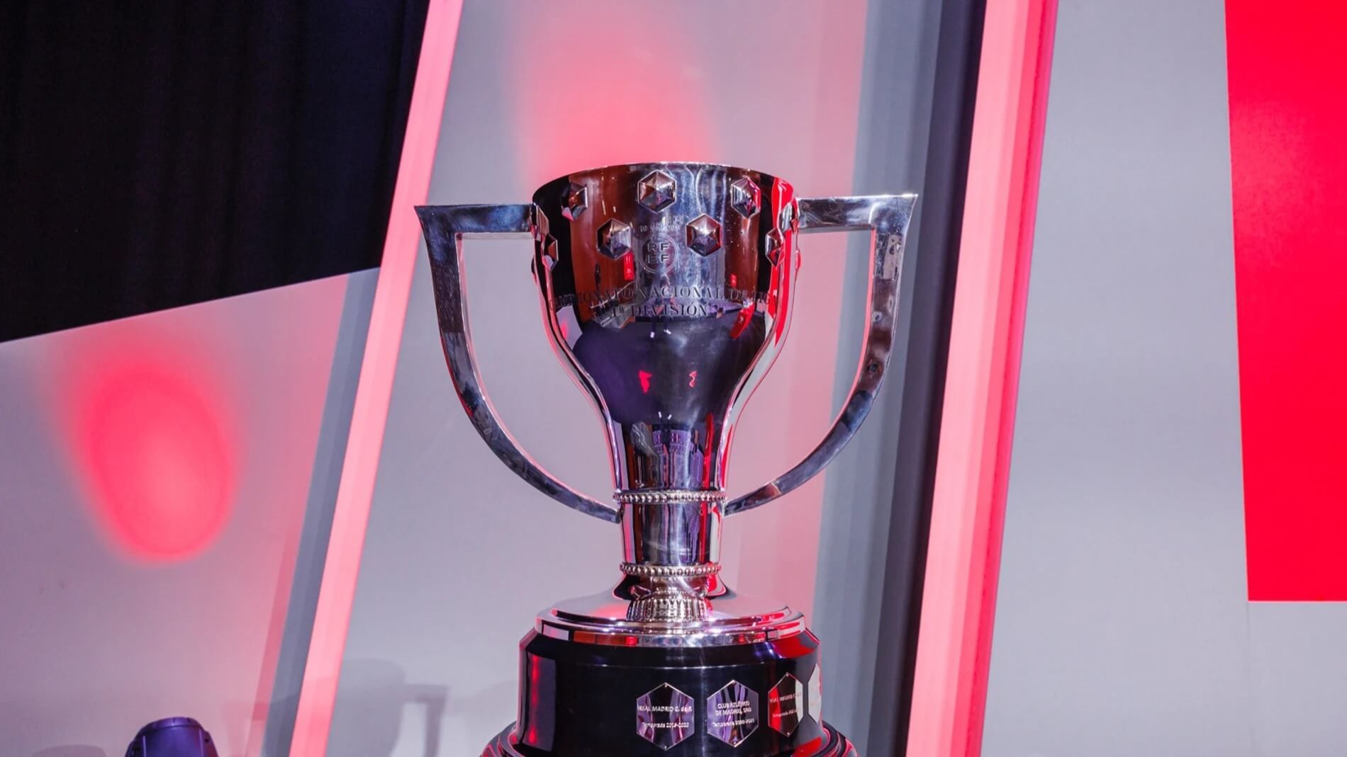  El trofeo de LaLiga, en la sede de la RFEF en Las Rozas.