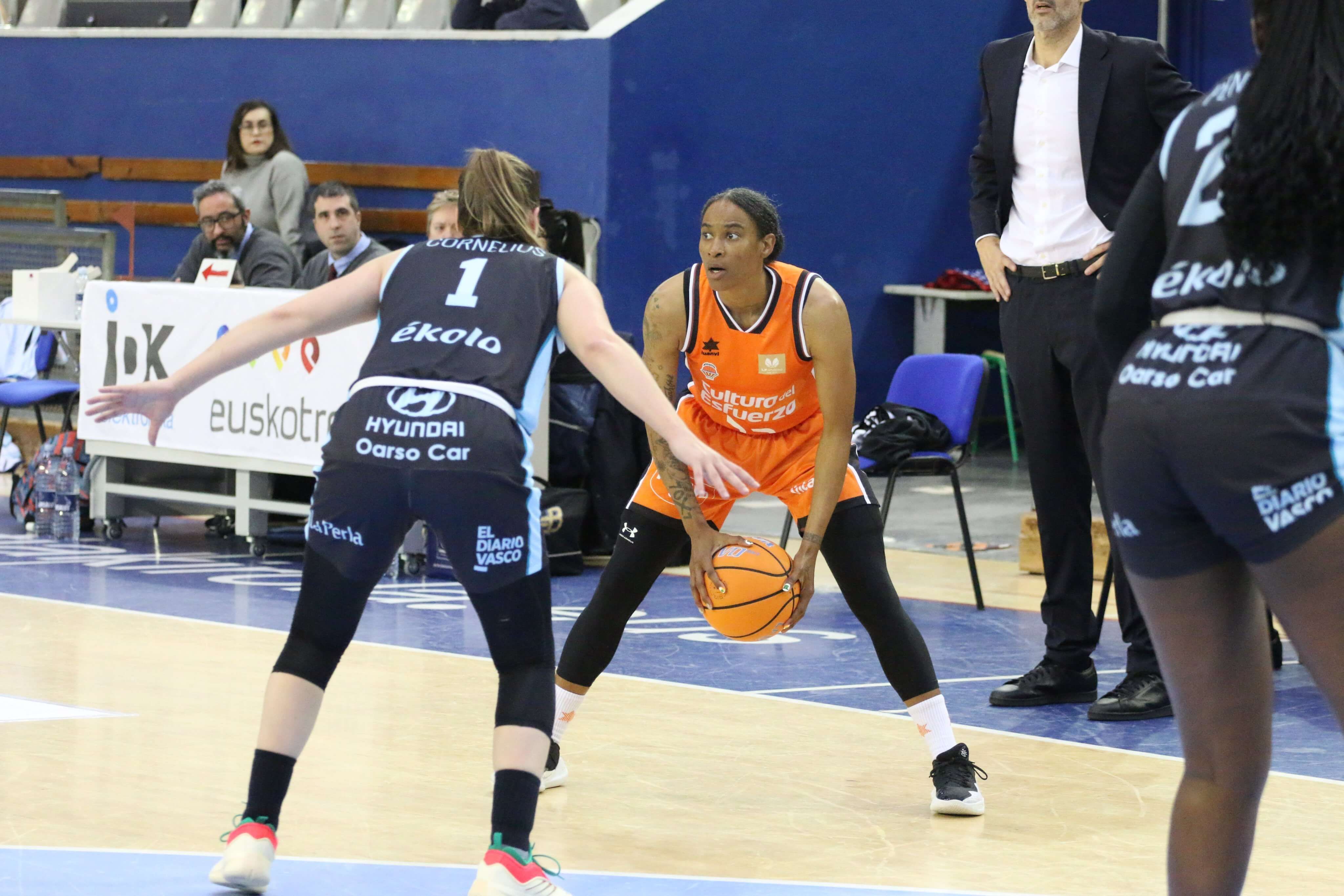 El último cuarto condena a Valencia Basket en la pista de IDK Euskotren (67-63)