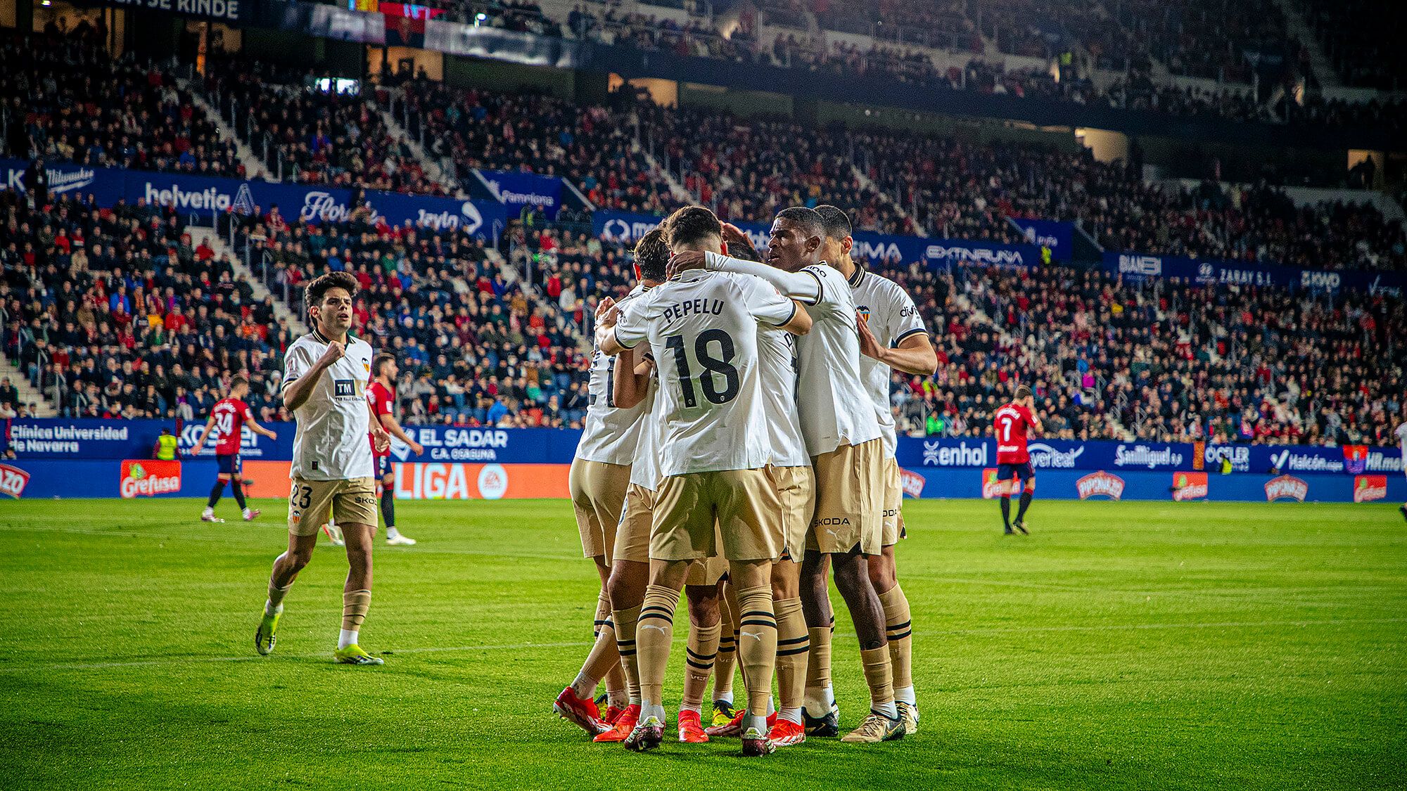 El Valencia CF celebra el gol de la victoria en Pamplona.
