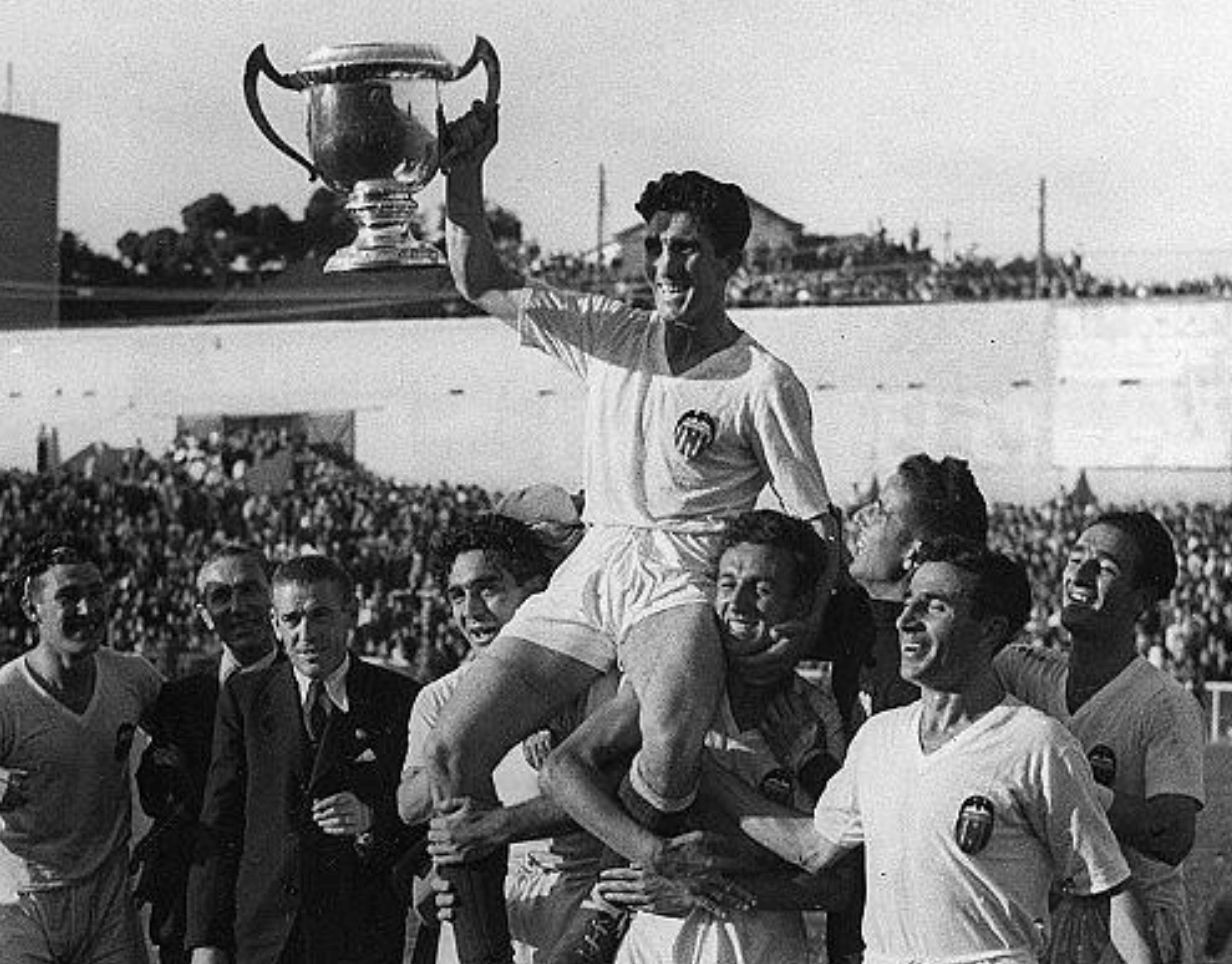 El Valencia CF celebra la Copa del 41 antes de perder tres seguidas