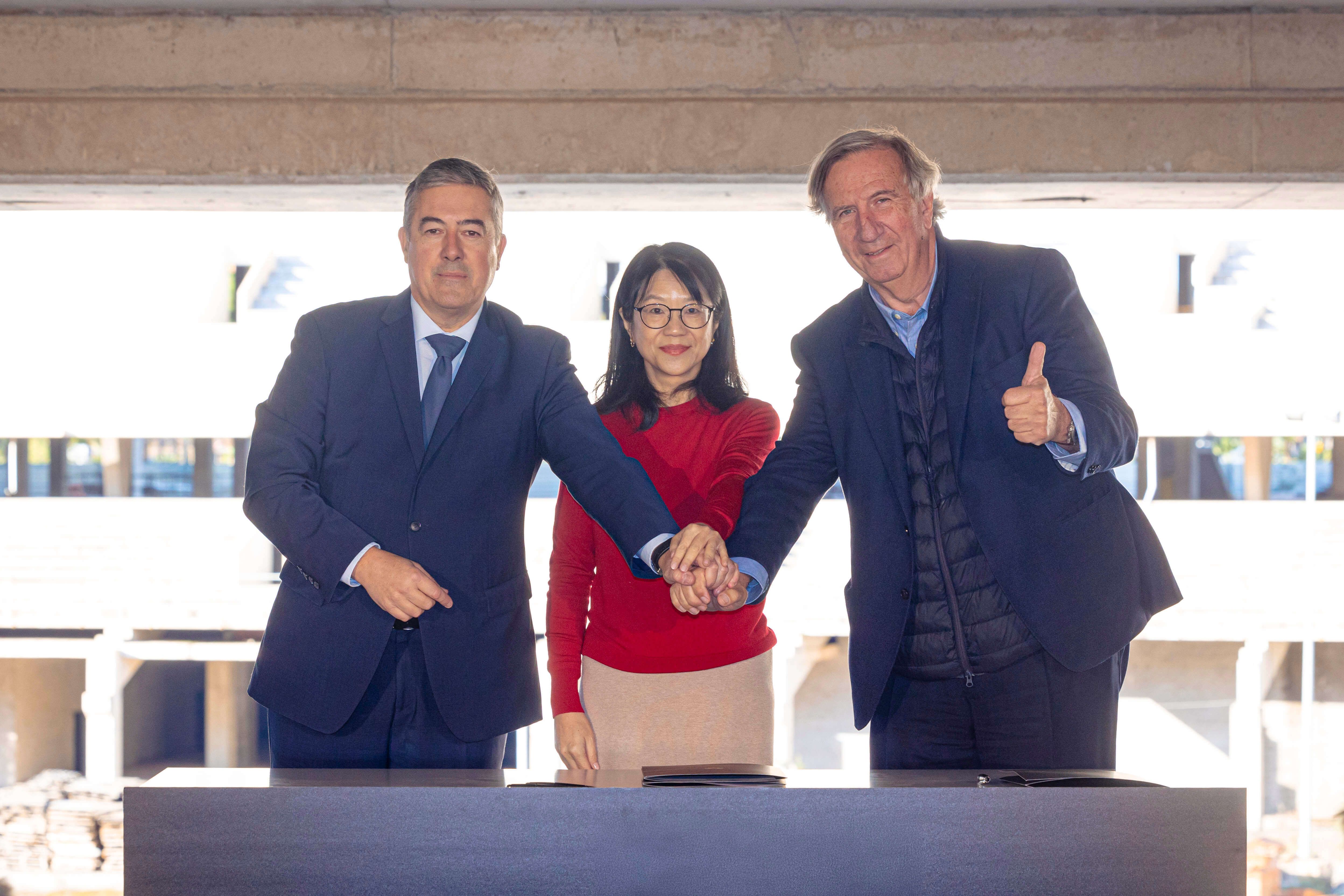 El Valencia CF, Fenwick Iribarren Architects y FCC Construcción firman el acta de replanteo y dan