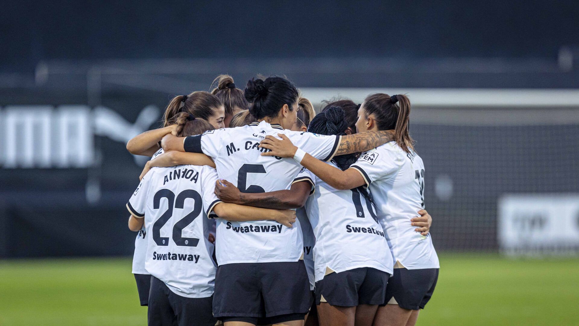 El VCF Femenino celebra un gol en el Puchades.