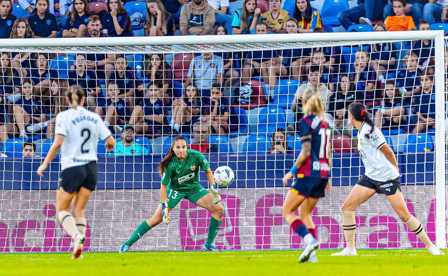 El VCF Femenino pinta de rojo el derbi y cae en el Ciutat (3-1)