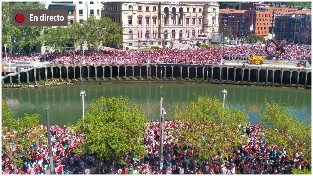  En directo, los aficionados del Athletic esperan la Gabarra en el Ayuntamiento