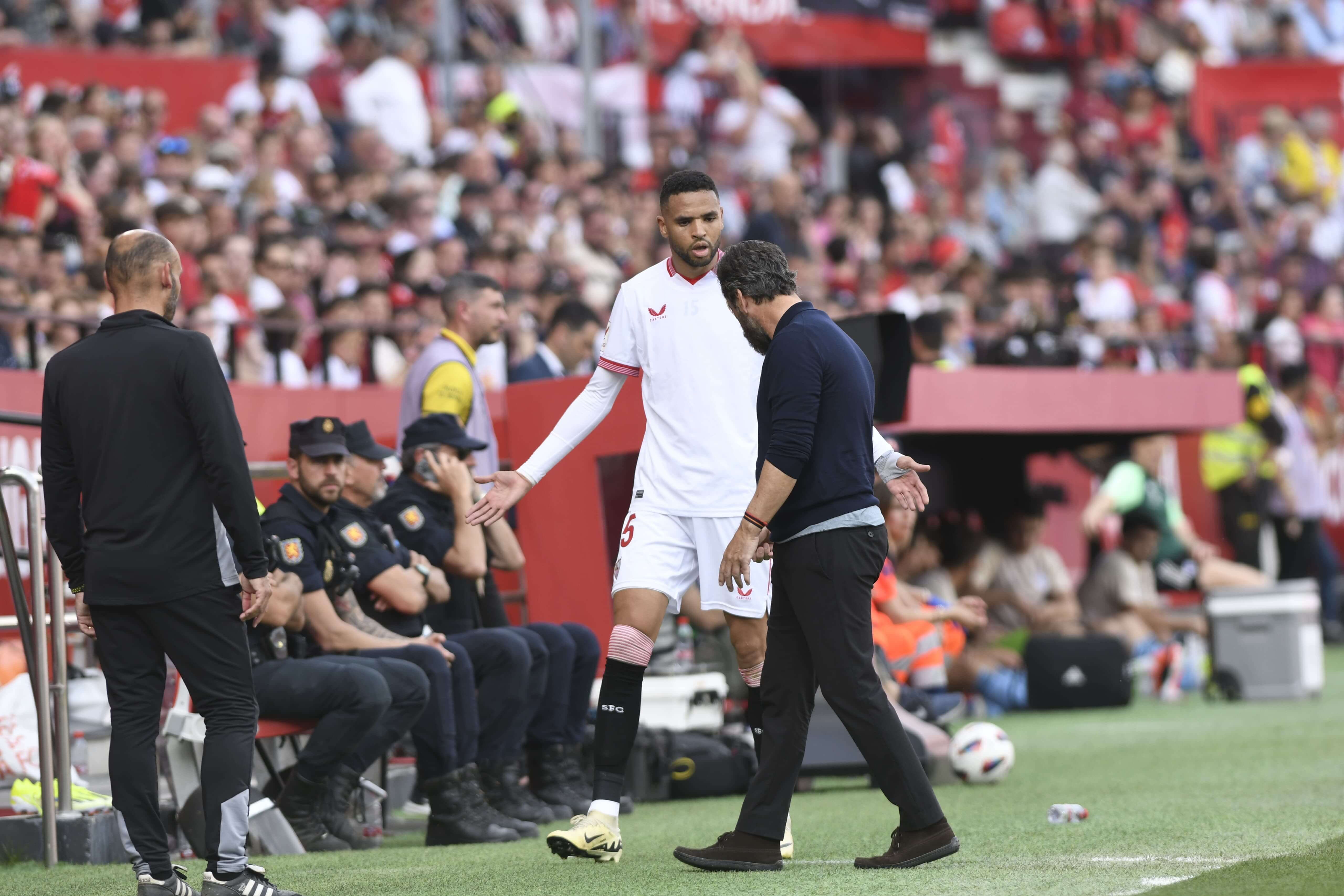 En-Nesyri, enfadado tras ser cambiado.