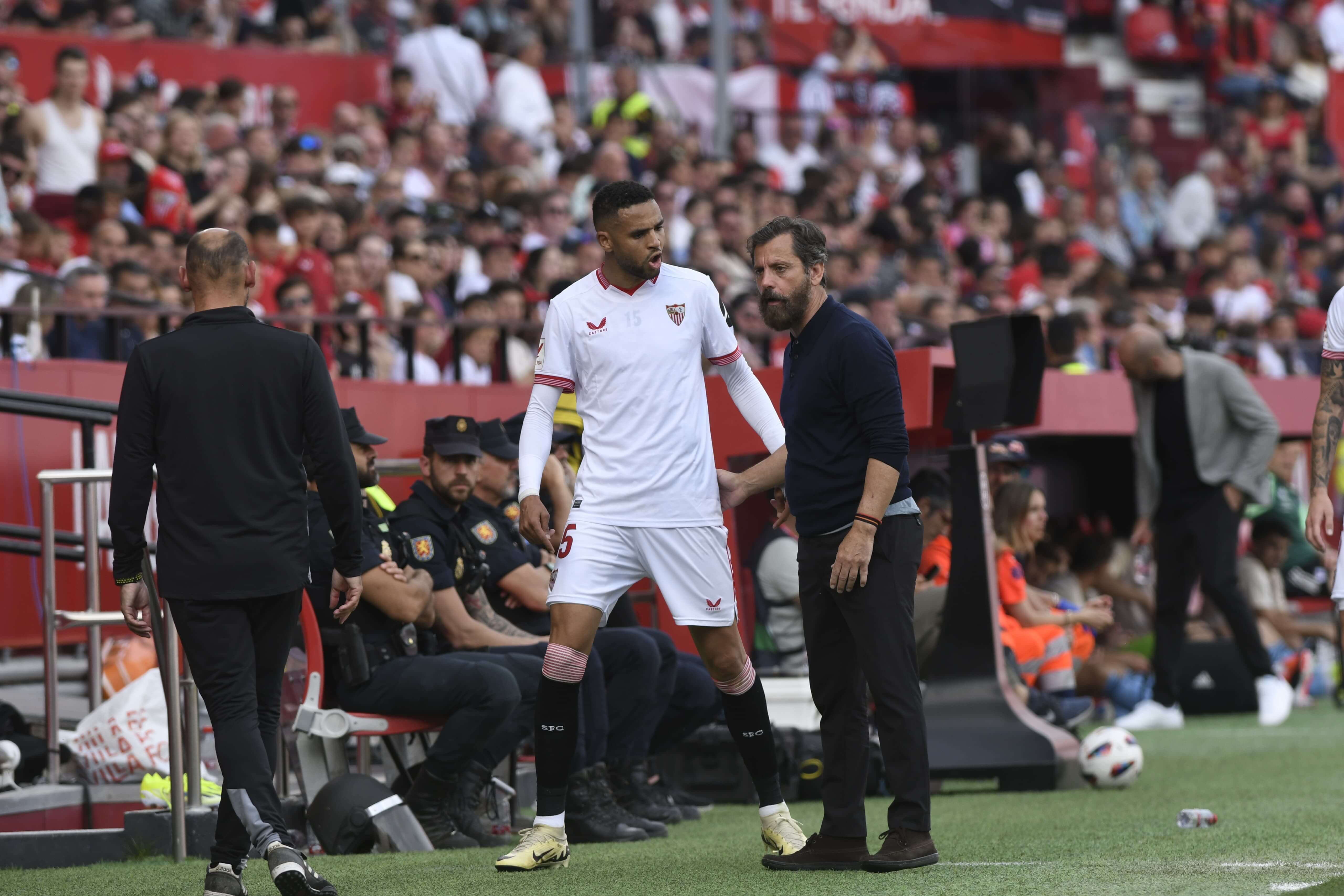  En-Nesyri, enfadado tras ser cambiado.