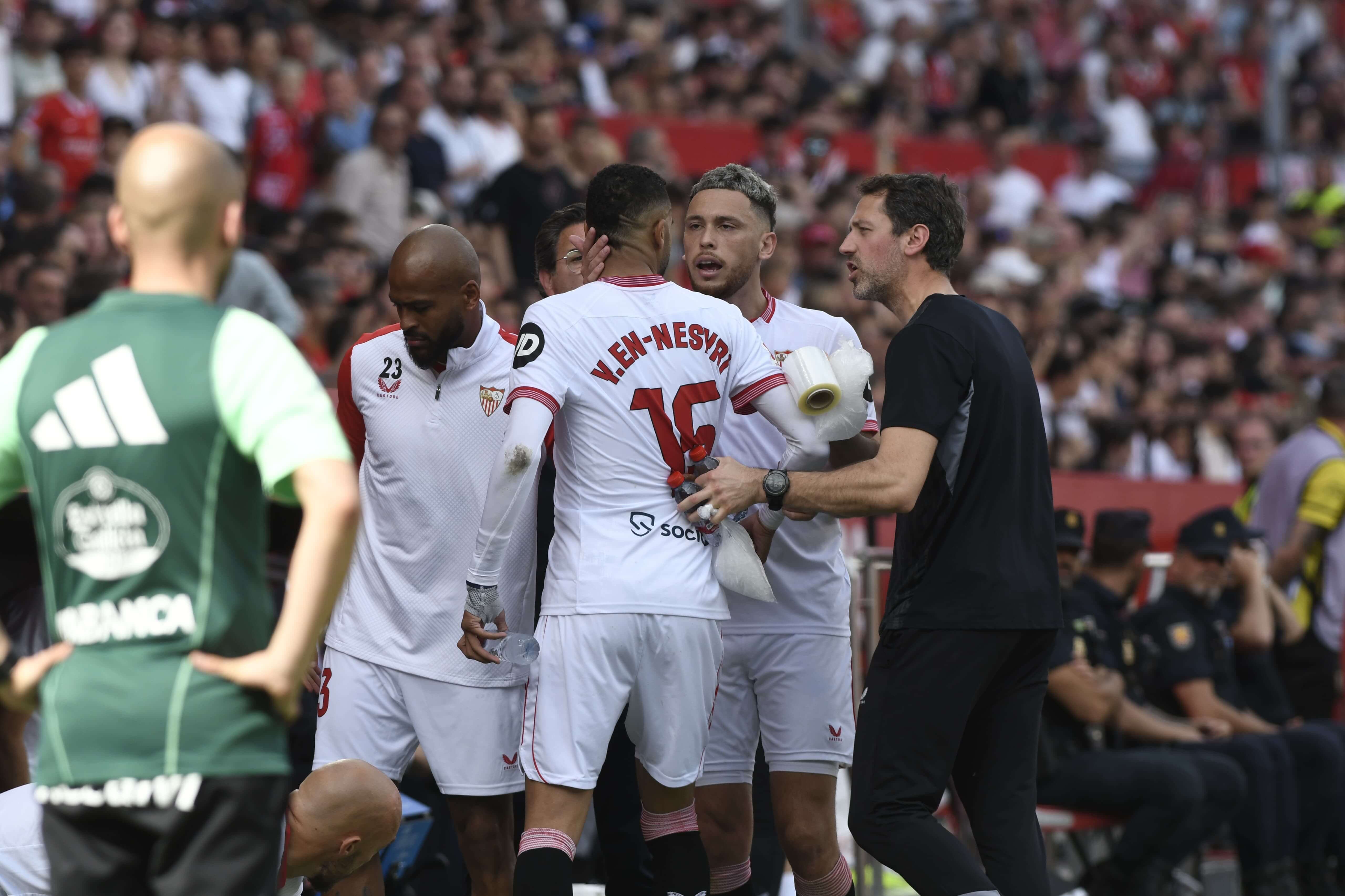 En-Nesyri, enfadado tras ser cambiado.