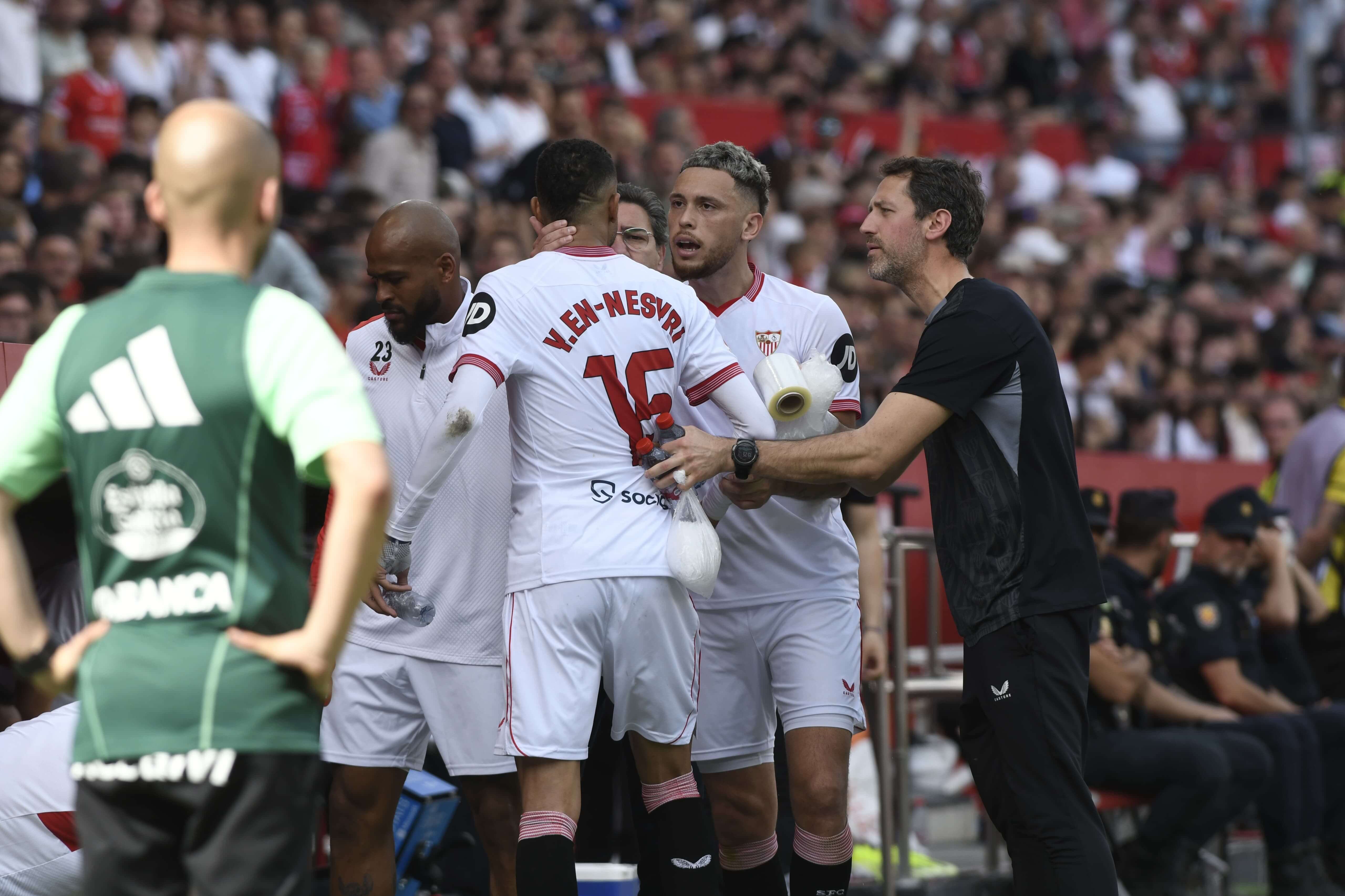 En-Nesyri, enfadado tras ser cambiado.