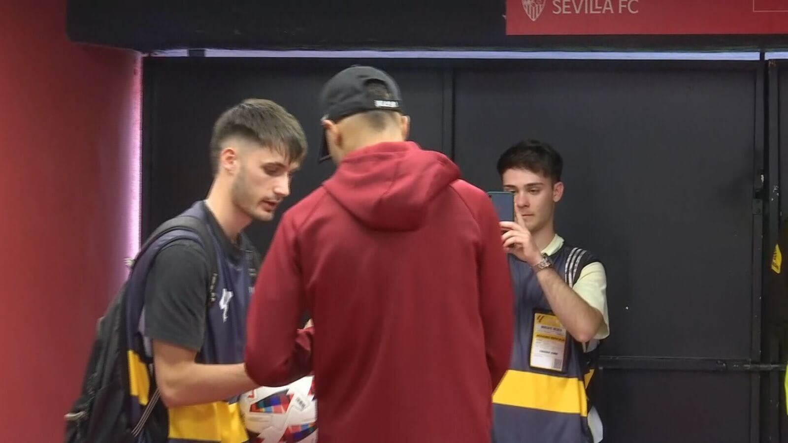  Youssef En-Nesyri, firmando autógrafos tras lo sucedido con Quique Sánchez Flores durante el partido.