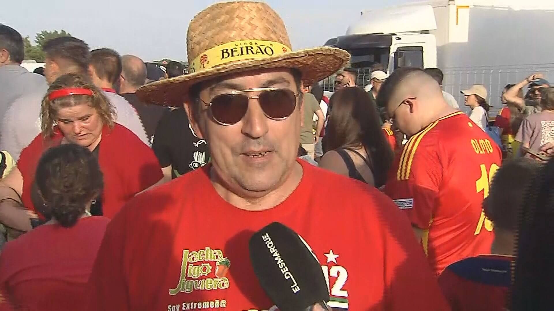  Un aficionado de España ante las cámaras de 'ElDesmarque'