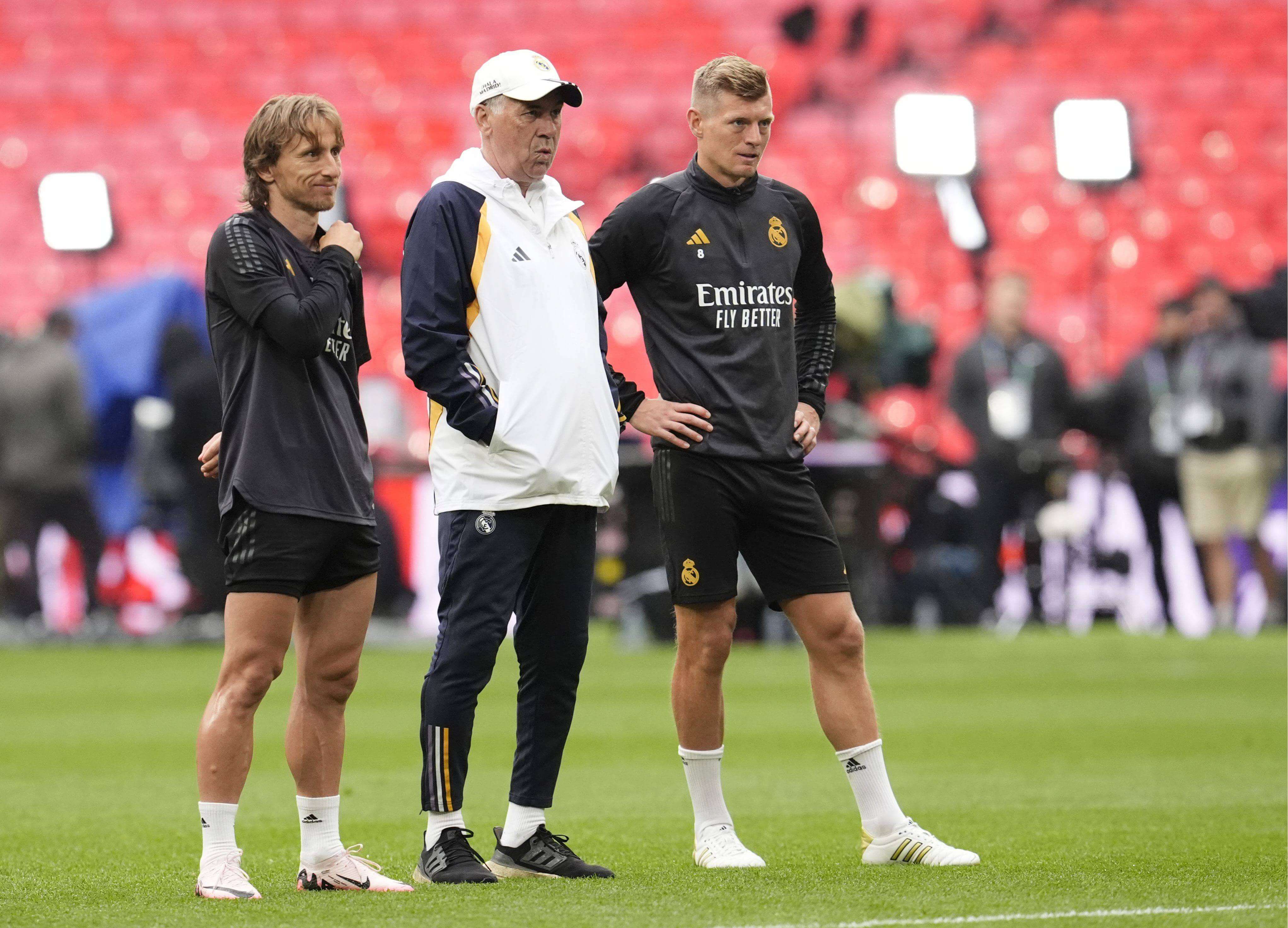  Luka Modric, Carlo Ancelotti y Toni Kroos, en Wembley.