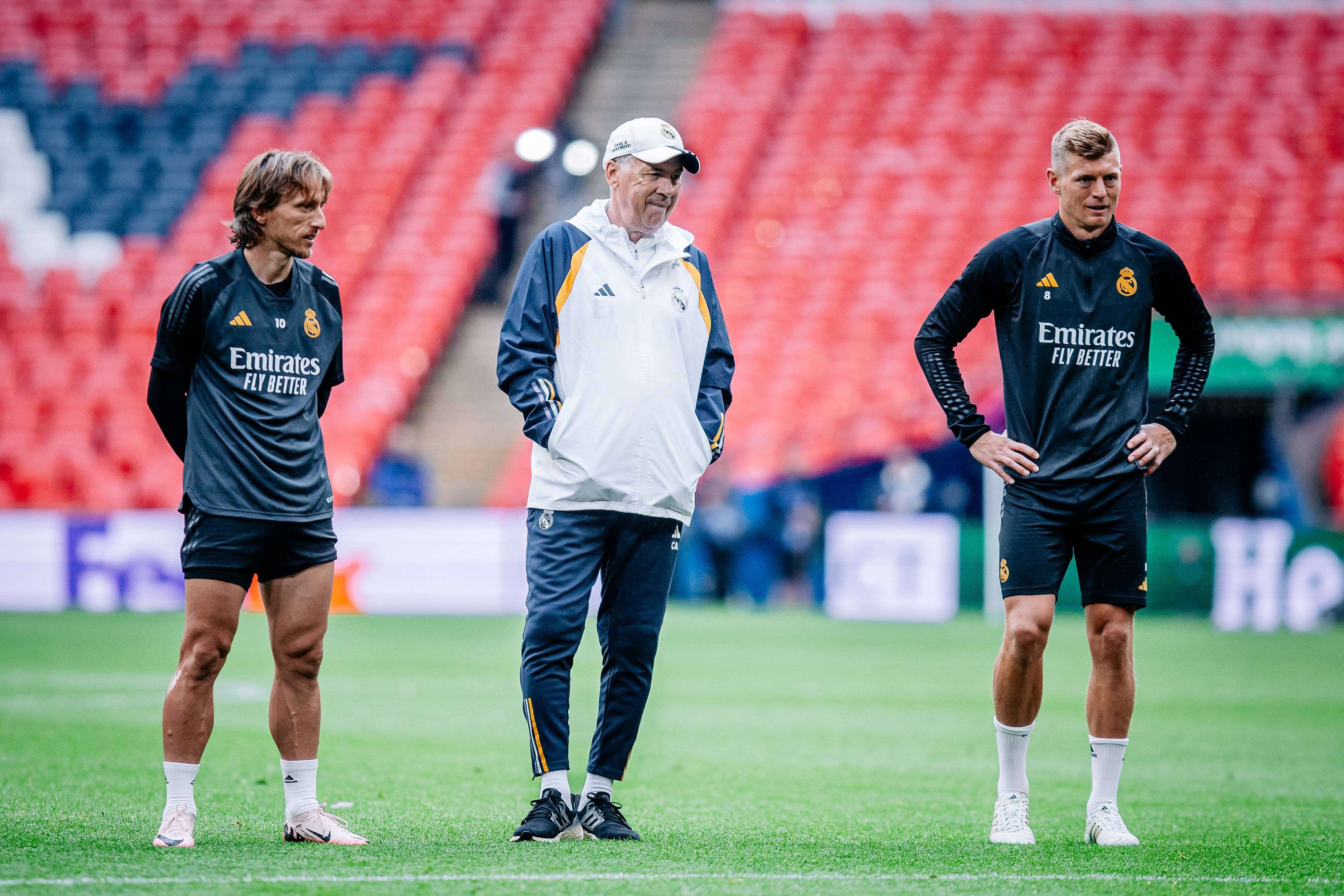  Luka Modric, Carlo Ancelotti y Toni Kroos, en Wembley.