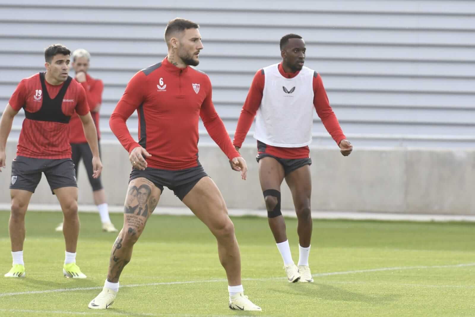 Gudelj y Acuña son novedad en el once del Sevilla.