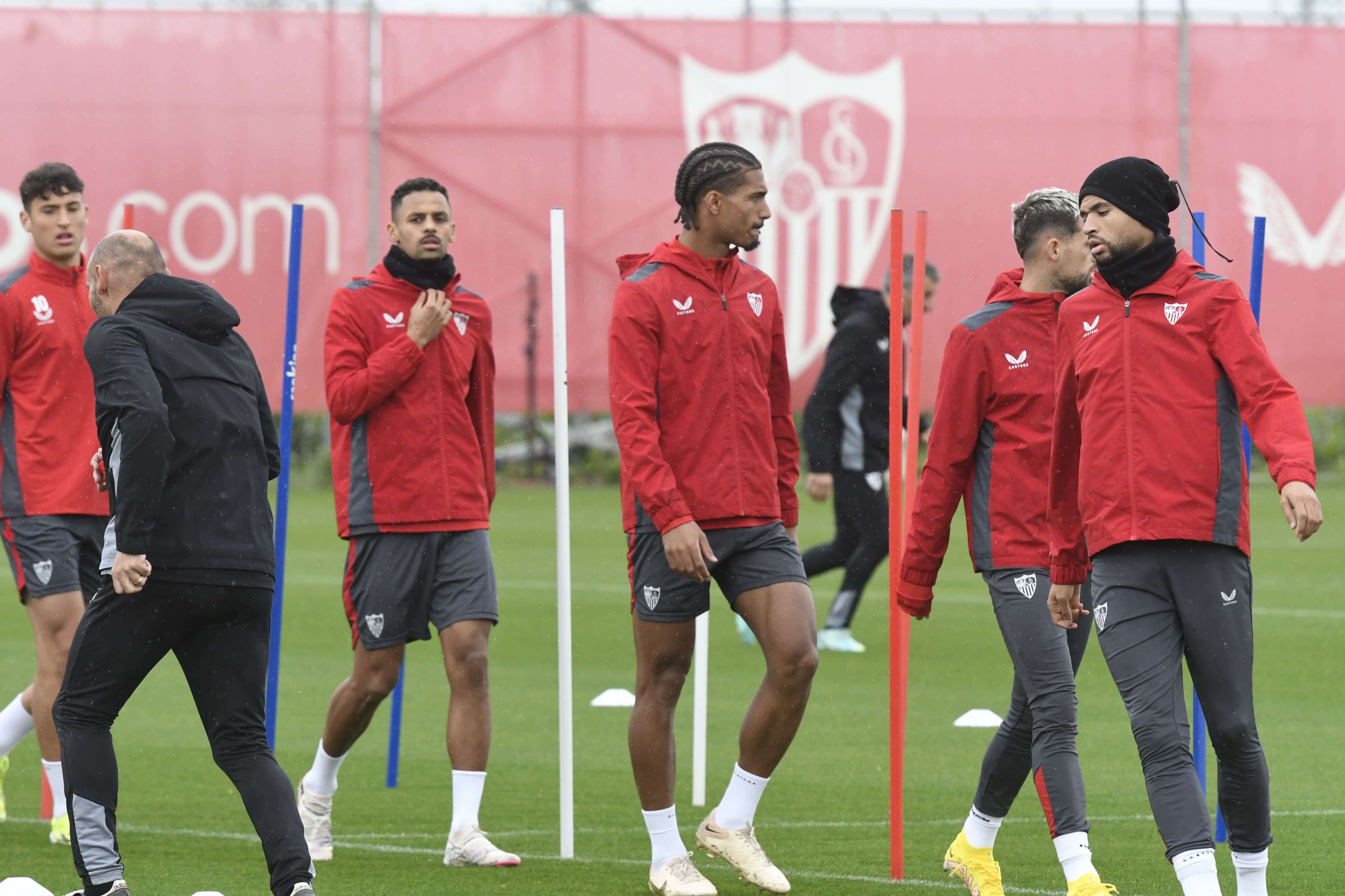  Los jugadores del Sevilla, en el entrenamiento de este Viernes Santo.