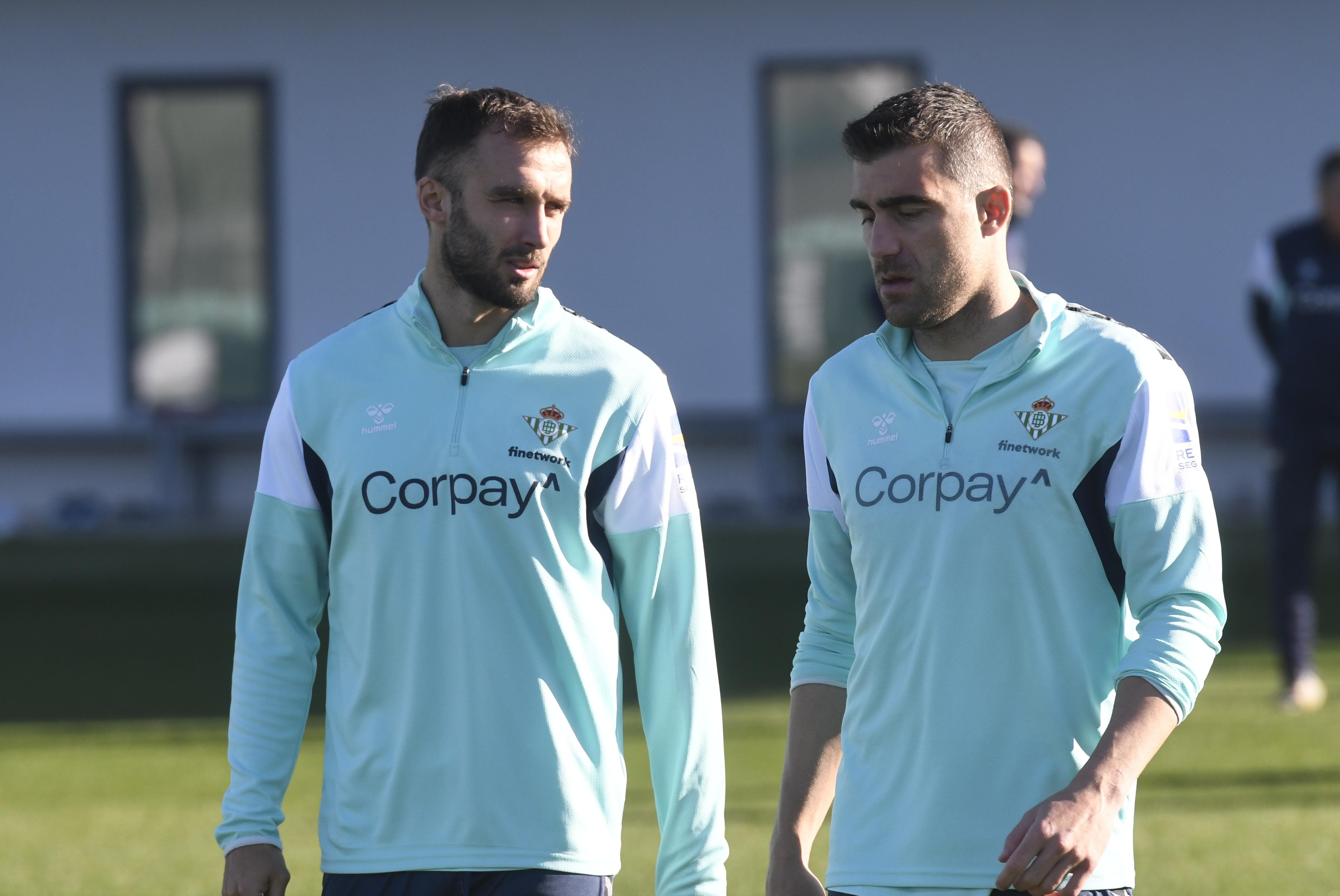  Pezzella y Sokratis, en el entrenamiento de este jueves.