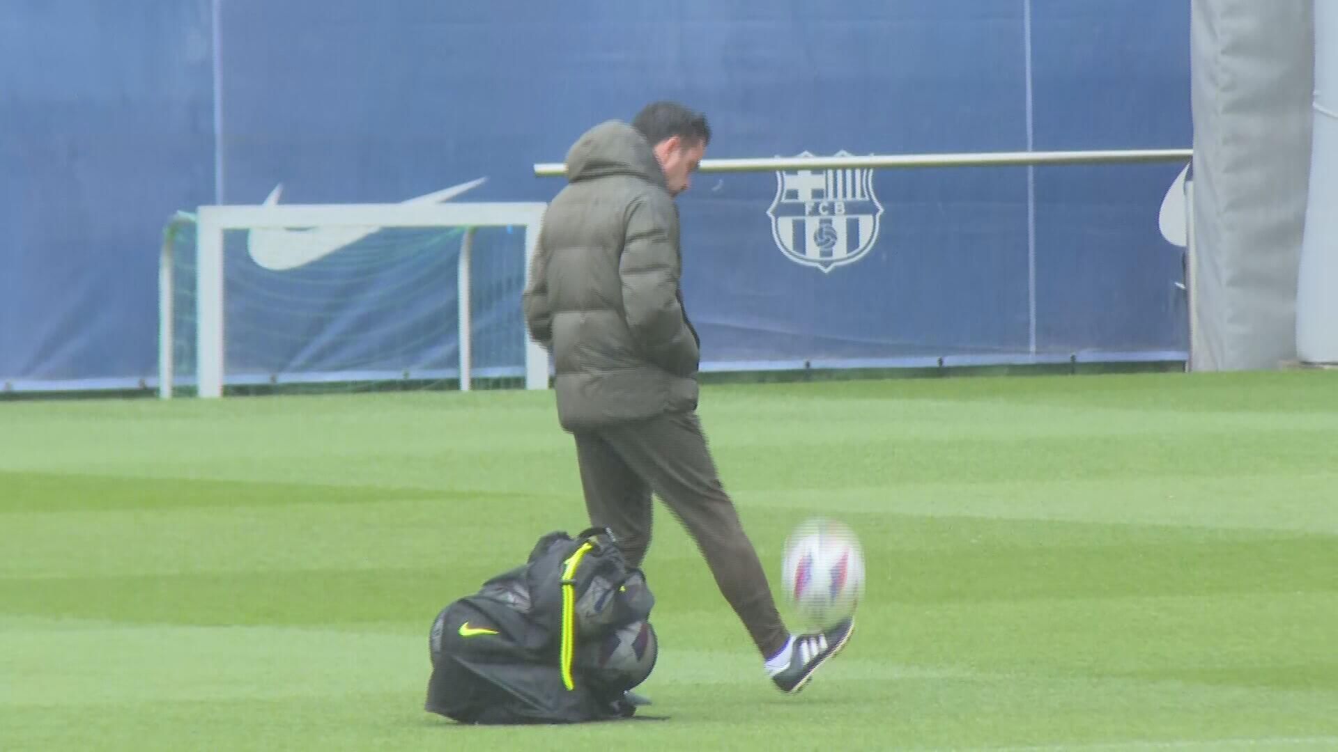  Xavi Hernández, haciendo toques mientras comienza a llover