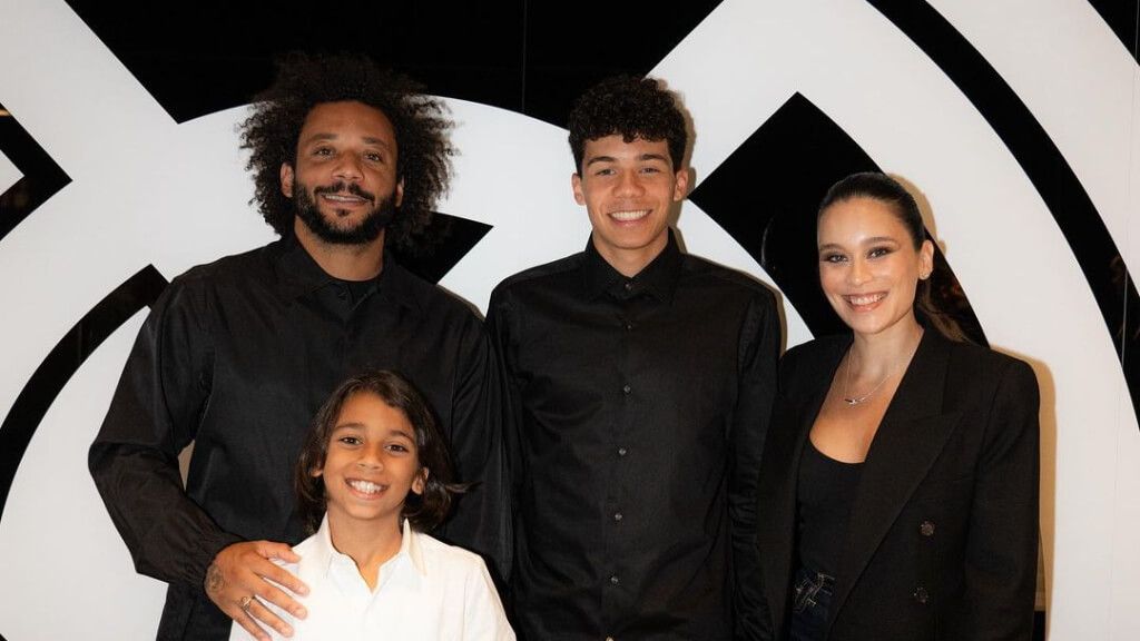  Enzo Alves, junto a su familia durante la renovación con el Real Madrid (Fuente: @enzoalvesv)