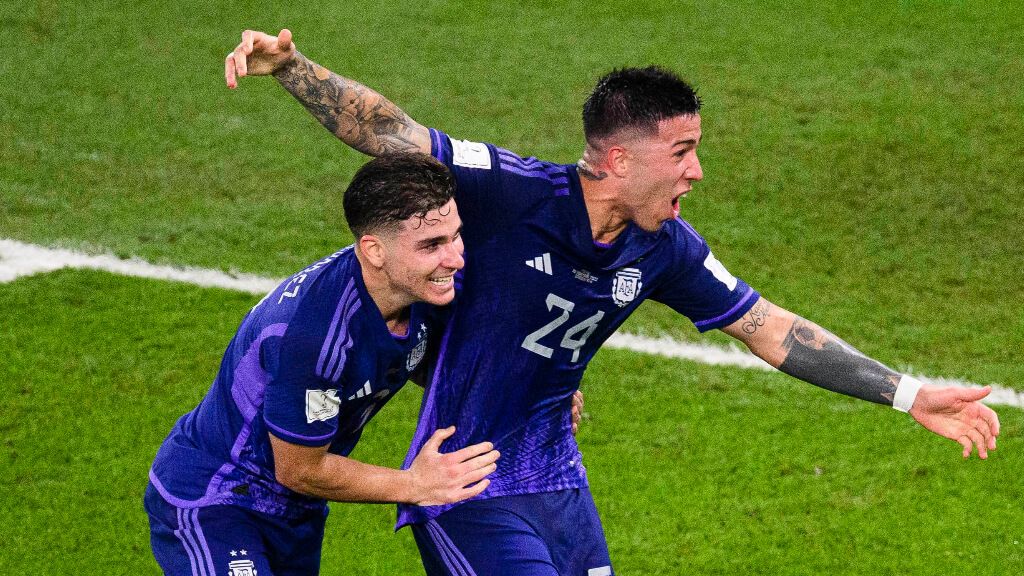  Enzo Fernández y Julián Álvarez celebran un gol con Argentina (Cordon Press)