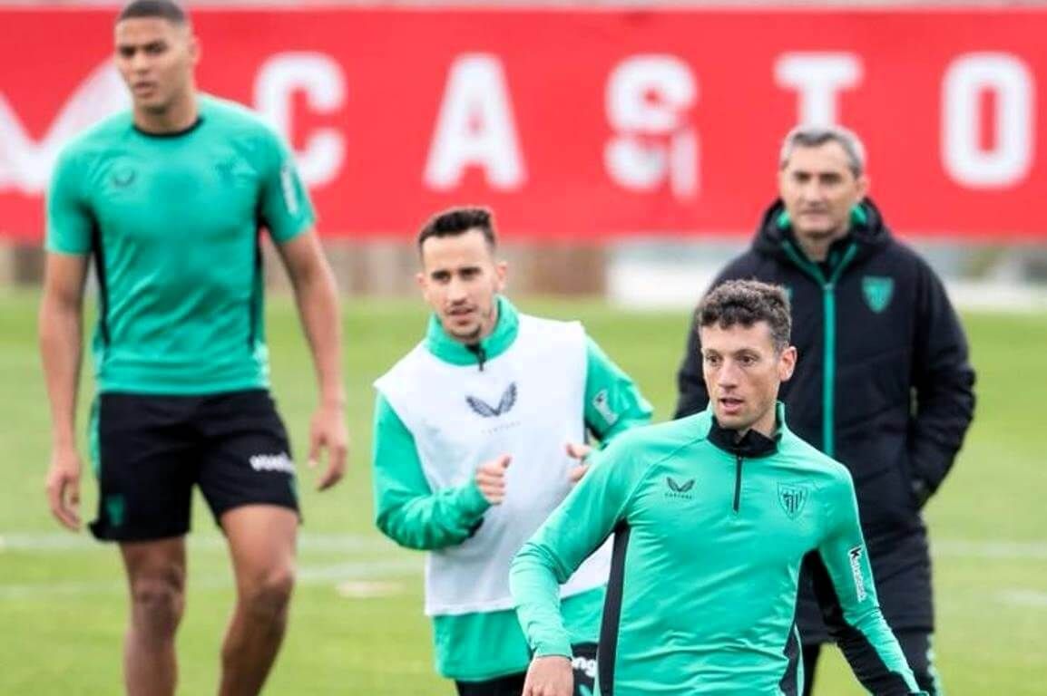  Ernesto Valverde observa entrenar a sus jugadores en las instalaciones de Lezama.