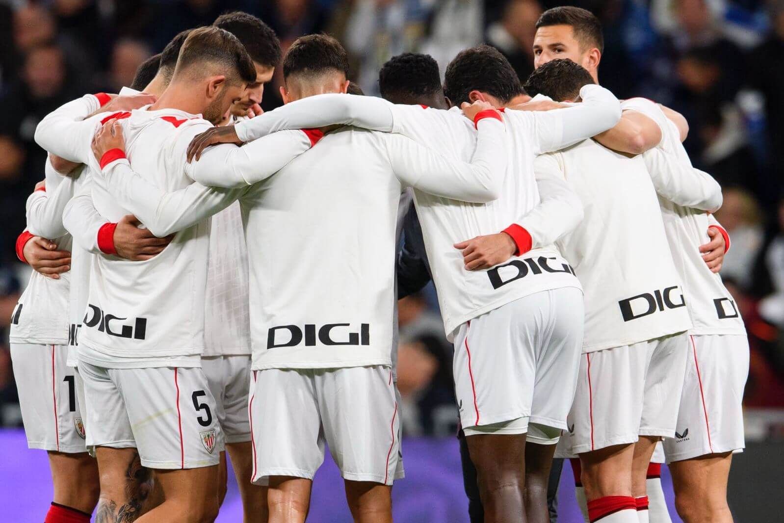 Piña del equipo antes de medirse al Real Madrid en el Santiago Bernabéu