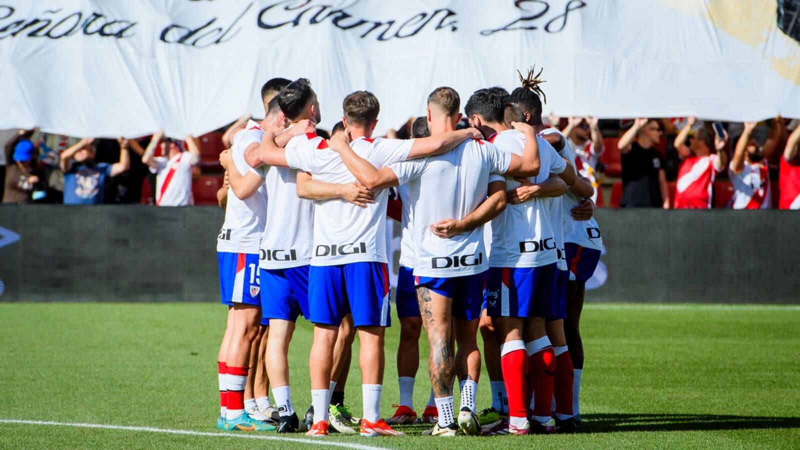  Piña de los leones de Ernesto Valverde, en Vallecas, antes del partido ante el Rayo Vallecano.